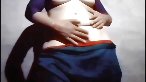 Asian chick with a sexy round ass fucks in a solo video