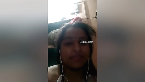 Indian bhabhi shows off her beautiful body in a solo webcam video