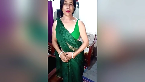 Indian milf gets naked and has anal sex with a small man