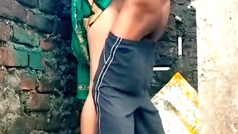 Indian brunette in the backyard with a big ass in amateur vid