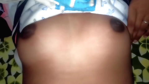 Indian babe with hot round ass shows her natural body