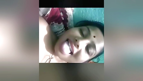 Indian brunette amateur porn video showing wet pussy