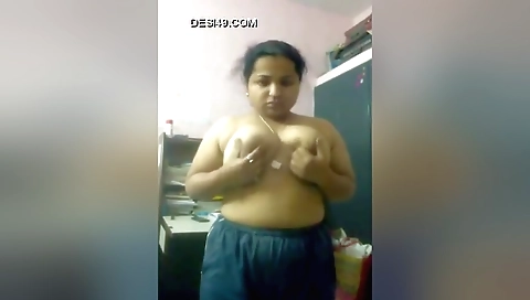 Riktika strips naked and shows off her big booty in a solo video