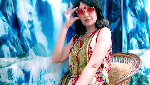 Indian girl likes to be seen in a nice pose and look sexy