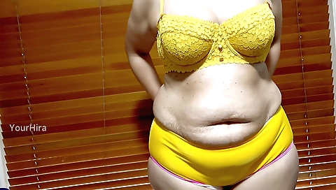 Indian chick with a big booty is having an awesome solo video