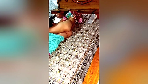 Amateur blonde chick with nice face and natural body is having sex