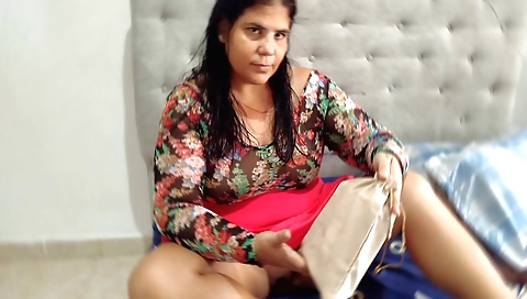Indian brunette gets fucked by a guy in amateur porn video