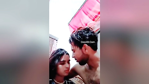 Sexy indian babe shows off her boobs in the webcam video